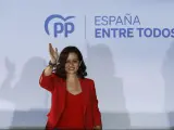 La presidenta de la Comunidad de Madrid, Isabel Díaz Ayuso, saluda desde el balcón de Génova el pasado 28M tras conocer su victoria en las elecciones.