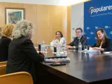El líder del PP, Alberto Núñez Feijóo, reunido con la Alianza Contra el Borrado de las Mujeres. Le acompaña la secretaria general del PP, Cuca Gamarra, y la vicesecretaria de Políticas Sociales, Carmen Navarro.