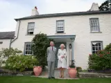 El Rey Carlos III de Inglaterra y la reina Camila en la entrada de su residencia de Llwynywermod en2009