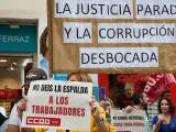 Funcionarios de Justicia se concentraron frente a la sede del PSOE, en Madrid.