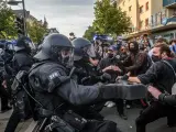 Momentos de tensión entre policía y manifestantes en Leipzig, Sajonia, en una protesta tras la condena impuesta a una activista de extrema izquierda.