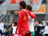 Alonso y Sainz, abrazados durante el himno de España.