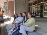 Alumnas de Bachillerato a la salida de los exámenes de la EvAU.