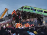 Efectivos trabajan en el rescate de las víctimas del accidente de tren en India.