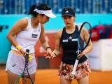 Aldila Sutjiadi y Miyu Kato, pareja de dobles durante un torneo de esta temporada.