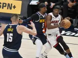 Jimmy Butler conduce el balón ante Gordon y Jokic en el segundo partido de las Finales de la NBA ante los Nuggets.