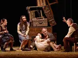 Una escena de 'Los santos inocentes' de Miguel Delibes, en el Teatro Español