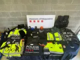 Material incautado por los Mossos d'Esquadra entre los que figuran uniformes policiales falsos.