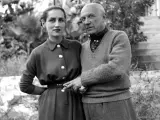 UNSPECIFIED - 1951: Pablo Picasso and Francoise Gillot, by 1952. LIP-1069-007. (Photo by Roger Viollet via Getty Images/Roger Viollet via Getty Images)