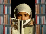 Ni&ntilde;a afgana con libro