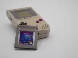 Nintendo Game Boy con el cartucho del juego Tetris
