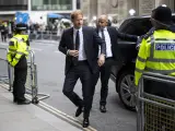 London (United Kingdom), 06/06/2023.- Britain's Prince Harry (C) arrives at the High Court in London, Britain, 06 June 2023. Prince Harry is to give evidence over the phone hacking trial against the Mirror Group Newspapers. Harry is seeking damages against the Daily Mirror over unlawful information gathering through phone hacking. (Reino Unido, Londres) EFE/EPA/TOLGA AKMEN BRITAIN PRINCE HARRY MIRROR GROUP TRIAL