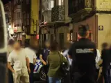 Varias dotaciones de la Policía Nacional mantienen a esta hora la vigilancia en un barrio de Miranda de Ebro (Burgos) después de que esta tarde se produjera un tiroteo entre integrantes de dos familias, al parecer sin que se hayan registrado heridos.