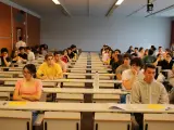 Estudiantes hciendo el examen de Selectividad en el campus de la URV.