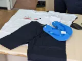 El kit de vestuario que da la Guardia Urbana de Barcelona a las v&iacute;ctimas de robos de ropa en las playas.