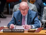 El Representante Permanente de la Federación Rusa ante las Naciones Unidas, embajador Vassily Nebenzia habla a los delegados durante una reunión del Consejo de Seguridad para el Mantenimiento de la Paz y la Seguridad de Ucrania en la sede de las Naciones Unidas el 6 de junio de 2023.