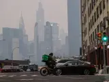 Un repartidor viaja en medio de aire contaminado en la ciudad de Nueva York, Estados Unidos, el 06 de junio 2023.