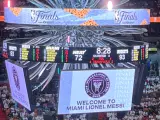 El marcador de la cancha de MIami Heat anuncia la llegada de Leo Messi al Inter de Miami.