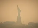 La Estatua de la Libertad, en Nueva York, casi no se distingue entre el humo producido por los incendios que est&aacute;n arrasando amplias zonas boscosas de la vecina Canad&aacute;.