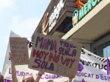 Protestas delante del centro comercial M&agrave;gic de Badalona tras el aumento de agresiones sexuales.