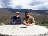 Manolo Chinato y Javier M. Alcaraz, autor de 'Poesía Básica: Extrechinato y Tú Ensancha el Alma'.