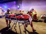 Médicos austriacos trasladan a un herido fuera del lugar del accidente en un accidente de tráfico simulado durante el ejercicio de rescate internacional Karawanken 2022 en el túnel transfronterizo de un solo tubo entre Eslovenia y Austria.
