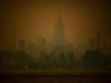El skyline de Nueva York completamente oscurecido por el humo de los incendios que llega desde la vecina Canadá.