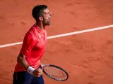 Djokovic celebra un punto ante Alcaraz.