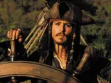 A comienzos de los 2000, su fichaje por la franquicia 'Piratas del Caribe' lograba que Depp terminara por meterse al p&uacute;blico en el bolsillo. El divertido capit&aacute;n Jack Sparrow aparec&iacute;a en las cinco entregas ('La maldici&oacute;n de la Perla Negra', 'El cofre del hombre muerto', 'En el fin del mundo', 'En mareas misteriosas' y 'La venganza de Salazar'). El posible desarrollo de la sexta entrega ha estado en boca de todos estos &uacute;ltimos a&ntilde;os y muchos de sus seguidores han recogido firmas para que el int&eacute;rprete regrese en su papel de pirata. Una oferta que el actor ha rechazado despu&eacute;s de su despido.