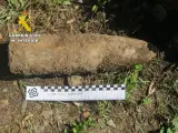 El proyectil de artillería rompedor de 105 milímetros de calibre encontrado en el interior de un muro en Viforcos