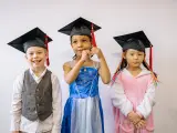 Tres graduados en infantil afrontan un futuro incierto y lleno de problemas.