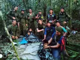 Fotografía cedida por las Fuerzas Militares de Colombia que muestra a soldados e indígenas junto a los niños rescatados tras 40 días en la selva.