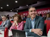 (I-D) El secretario de Organización, Santos Cerdán; la presidenta del PSOE, Cristina Narbona; y el presidente del Gobierno y secretario general, Pedro Sánchez, al inicio del Comité Federal de este sábado.