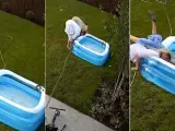 Imágenes del vídeo en el que dos mujeres tratan de vaciar una bañera hinchable.