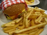 Imagen de una hamburguesa con patatas de una cadena de comida rápida.