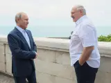 El presidente ruso, Vladimir Putin, conversa con su homólogo bielorruso, Alexandr Lukashenko, durante una reunión en la residencia Bocharov Ruchei, en la ciudad de Sochi.