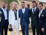 Borja Iglesias y Aitor Ruibal junto a Víctor Ruiz, Víctor Camarasa y Juanmi en una boda.