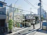 La casa NA de Tokio está construida en vidrio y acero blanco, expuesta a transeúntes y vecinos.