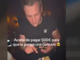 El joven pagó 500 euros por una canción.