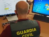 Equipos especializados de la Guardia Civil persiguen ciberdelitos.