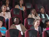 Jóvenes sentados en un teatro.