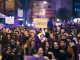 Miles de personas protestan con carteles durante la manifestación encabezada por el Moviment Feminista de Mallorca por el 8M, Día Internacional de la Mujer, a 8 de marzo de 2023, en Palma de Mallorca, Mallorca, Baleares (España).