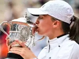 Swiatek besa su trofeo de Roland Garros.