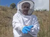Alonso Caparrós estrena su faceta como apicultor.