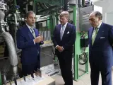 El rey de Holanda y el presidente Ibedrola, junto al electrolizador que separa el hidrógeno del agua en la planta de Puertollano.