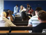 Profesores reparten uno de los exámenes de las pruebas de acceso a la universidad 2023, en la Universitat de les Illes Balears, a 6 de junio de 2023.
