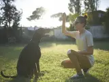 Una mujer con su perro