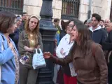 Momentos de tensión frente a la puerta del Ayuntamiento de Teruel donde las familias afectadas por el derrumbe del edificio de cinco plantas protestan ya que avisaron hace días del riesgo que suponía las filtraciones por las intensas lluvias.