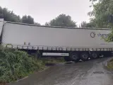 Camión atrapado en una carretera asturiana