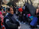 Colas de gente durante la entrega regalos a más 100 niños vulnerables, a 4 de enero de 2023, en Madrid (España).